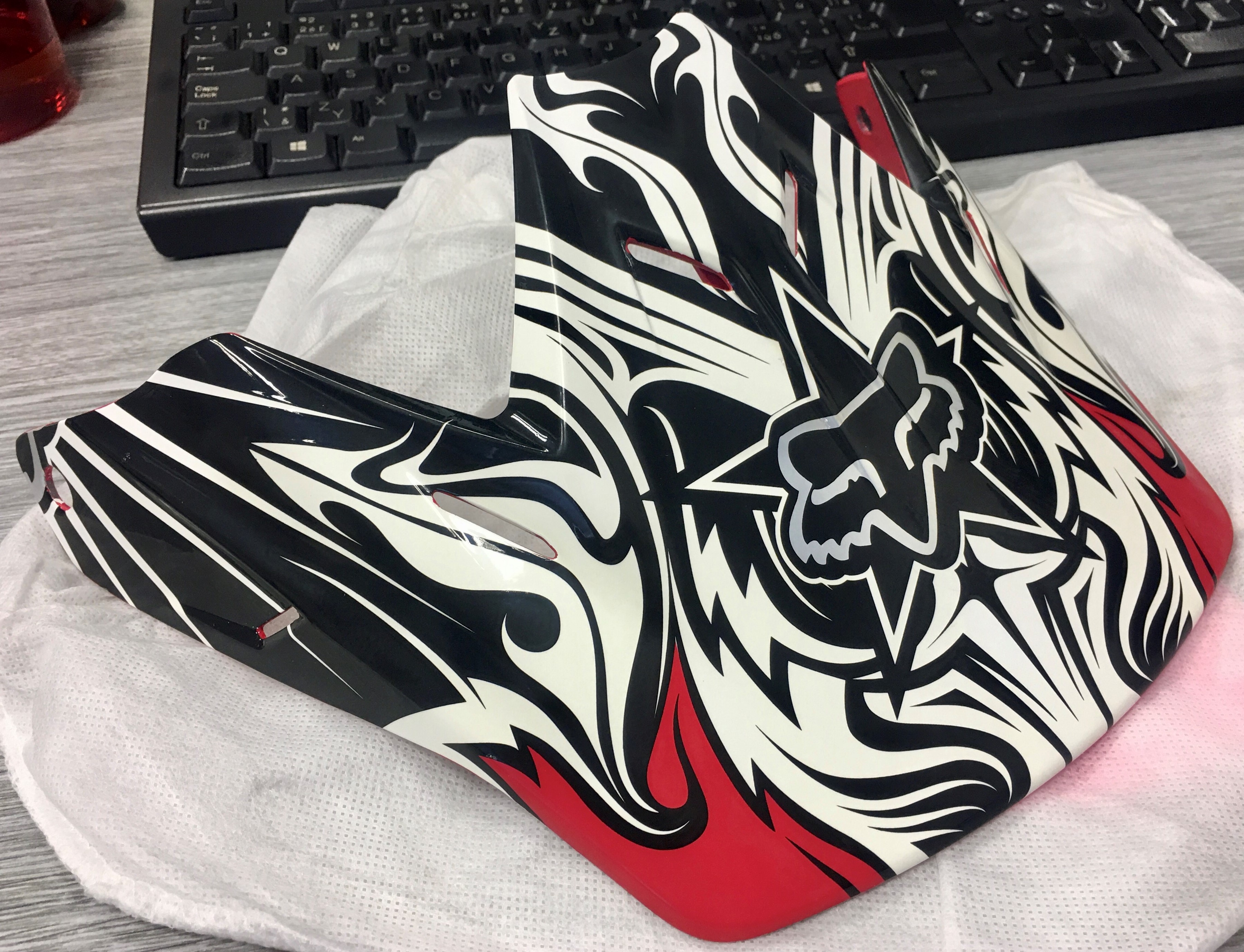 Kšilt FOX V3 ZEBRA černo/červeno/bílý
